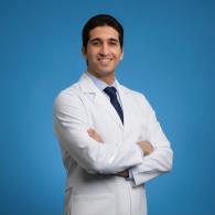 استشارى جراحة العظام واصابات الملاعب والعمود الفقرى مدرس جراحات العظام في كلية الطب