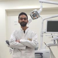 أخصائي طب وجراحة الفم والأسنان