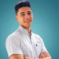 أخصائي جراحة الفم وزراعة الأسنان والحشوات التجميلية والتركيبات الثابتة والمتحركة