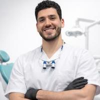 إستشاري جراحة الفم وزراعة الأسنان والحشوات التجميلية والتركيبات الثابتة والمتحركة