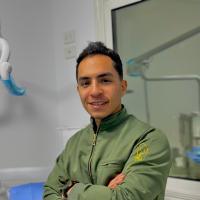 اخصائي طب وجراحة الفم والاسنان