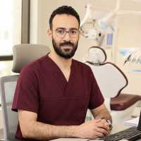 اخصائي طب وجراحة الفم والأسنان