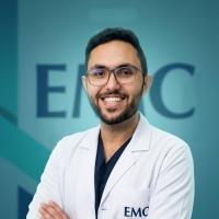 أخصائي تقويم الأسنان والحشوات التجميلية والتركيبات الثابتة والمتحركة