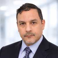 استشاري الباطنة والجهاز الهضمي وامراض القلب