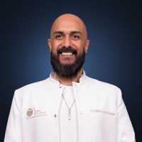 استشاري تجميل و زراعه الاسنان و جراحات الوجه و الفكين