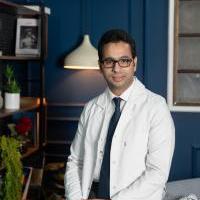 استشاري امراض الكبد والجهاز الهضمي والمناظير