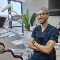 أخصائي تقويم و زراعة الأسنان