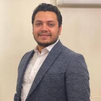 حاصل على الدكتوراة ف الجراحة العامة والأورام و المناظير