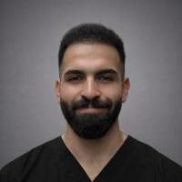 اخصائي طب وجراحو الفم والاسنان