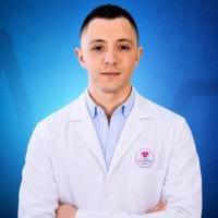 أخصائي جراحة العظام والكسور والمفاصل الصناعية والمناظير جراحة اليد والعمود الفقري وتشوهات الأطفال