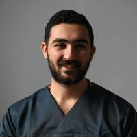 ​أخصائي طب وجراحة الفم والأسنان، خبير في تجميل الابتسامة والتركيبات الثابتة