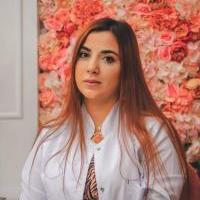 اخصائي الجلدية والتجميل