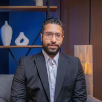 اخصائي جراحة التجميل والحروق والجراحات التعويضية والجراحات الميكروسكوبية