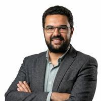 استشاري عظام اطفال والتشوهات 
مدرس بكلية الطب عين شمس