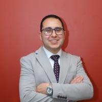 أخصائي الجراحة العامة و جراحات المناظير. 
زميل كلية الجراحين الملكية البريطانية