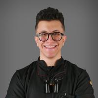 اخصائي طب الفم و الاسنان