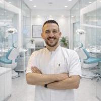 اخصائي امراض الفم وعلاج اللثه والزراعه