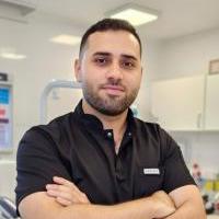 أخصائي طب جراحة الفم و الاسنان