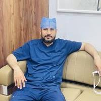 استشاري جراحة العمود الفقري والعظام