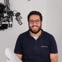 أخصائي التركيبات و زراعة الأسنان
