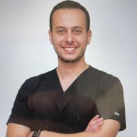 استشاري جراحات المخ والاعصاب والعمود الفقري جامعة القاهرة