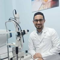 أخصائي طب وجراحة العيون