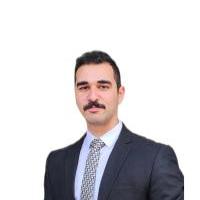 - أخصائي في جراحة الفم والأسنان وطب الأسنان التجميلي.