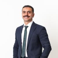 استشارى جراحه المخ والاعصاب والعمود الفقرى 
ومدرس بكليه طب القصر العينى