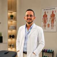 أخصائي علاج طبيعي واصابات ملاعب