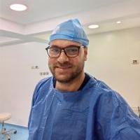 دكتور اسامة عبد الواحد فرحات استشارى اول جراحة التجميل والحروق في محطة الرمل