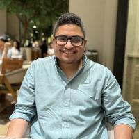 أخصائي جراحة العظام والمفاصل الصناعيه والام العمود الفقري ومناظير الكتف والركبه