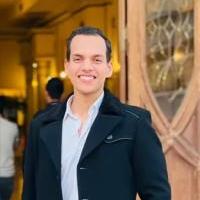 اخصائي طب الفم وتجميل الاسنان