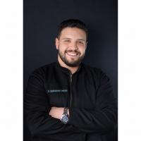 اخصائي جراحة الفم و الوجه و الفكين