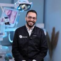 اخصائي تقويم الاسنان