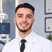 اخصائي طب وجراحة الفم والاسنان