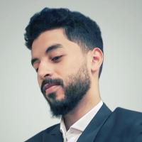 أخصائي طب و جراحة الفم والأسنان.