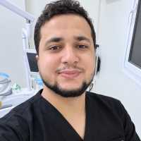 اخصائي طب الفم والاسنان