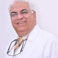 استاذ طب وجراحة الفم والاسنان