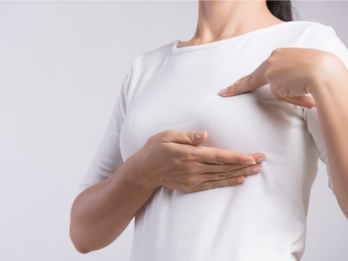 أسباب حدوث ألم شديد في الثدي الأيسر للمرأة