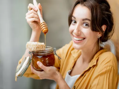 فوائد العسل الأسود في دعم جهاز المناعة للحامل وأضراره