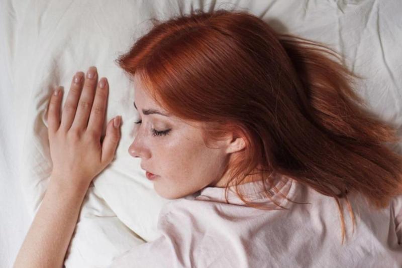 كيف يؤثر النوم على البطن على صحة الحامل والجنين؟