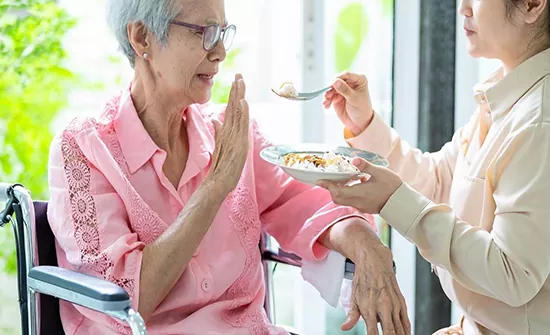 صعوبة البلع عند كبار السن والأسباب والحلول الفعالة