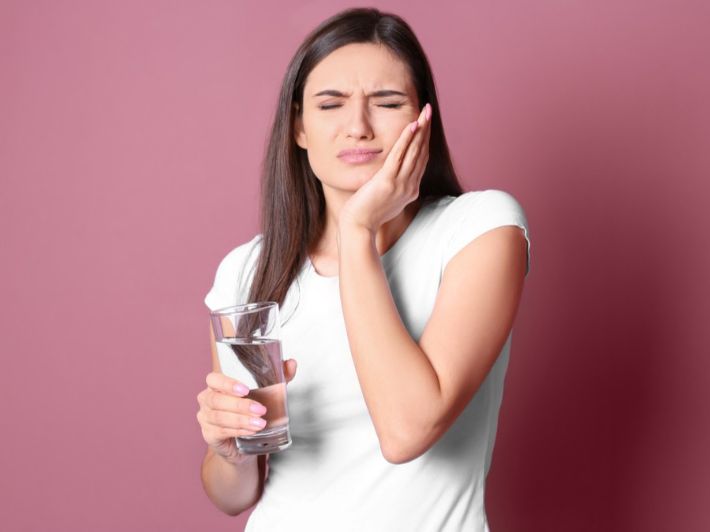 كيفية تجنب حساسية الأسنان بعد التبييض