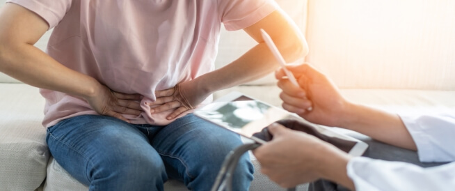 انتفاخ البطن بعد عملية الفتق السري وأسبابه