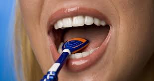 فوائد تنظيف الأسنان واللسان وأضرارهم