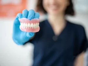 تركيبات الأسنان المتحركة ونصائح لمنع تحركها