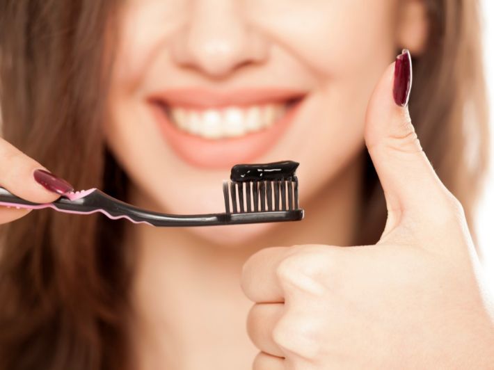 هل يمكن للفحم تبييض الأسنان ؟