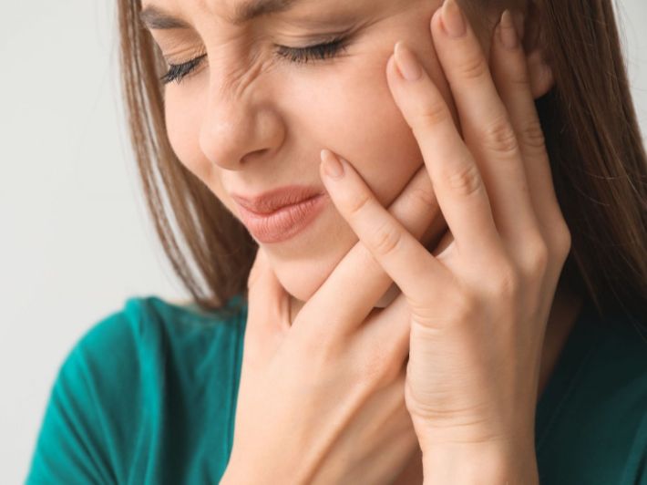 هل يمكن أن يسبب ضرس العقل السفلي التهاب الحلق ؟