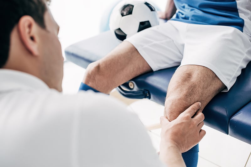 إصابات الملاعب الأكثر شيوعًا وكيفية تجنبها
