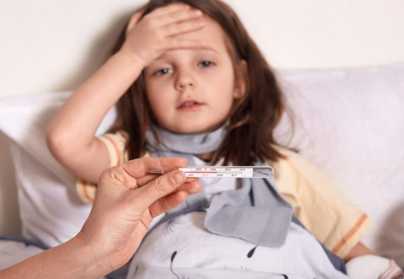 ارتفاع الحرارة عند الأطفال وطرق التعامل معه